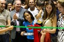 Familiares do professor Jorge Henrique Xavier Barreto fizeram o descenrramento da fita inaugural do novo ginásio