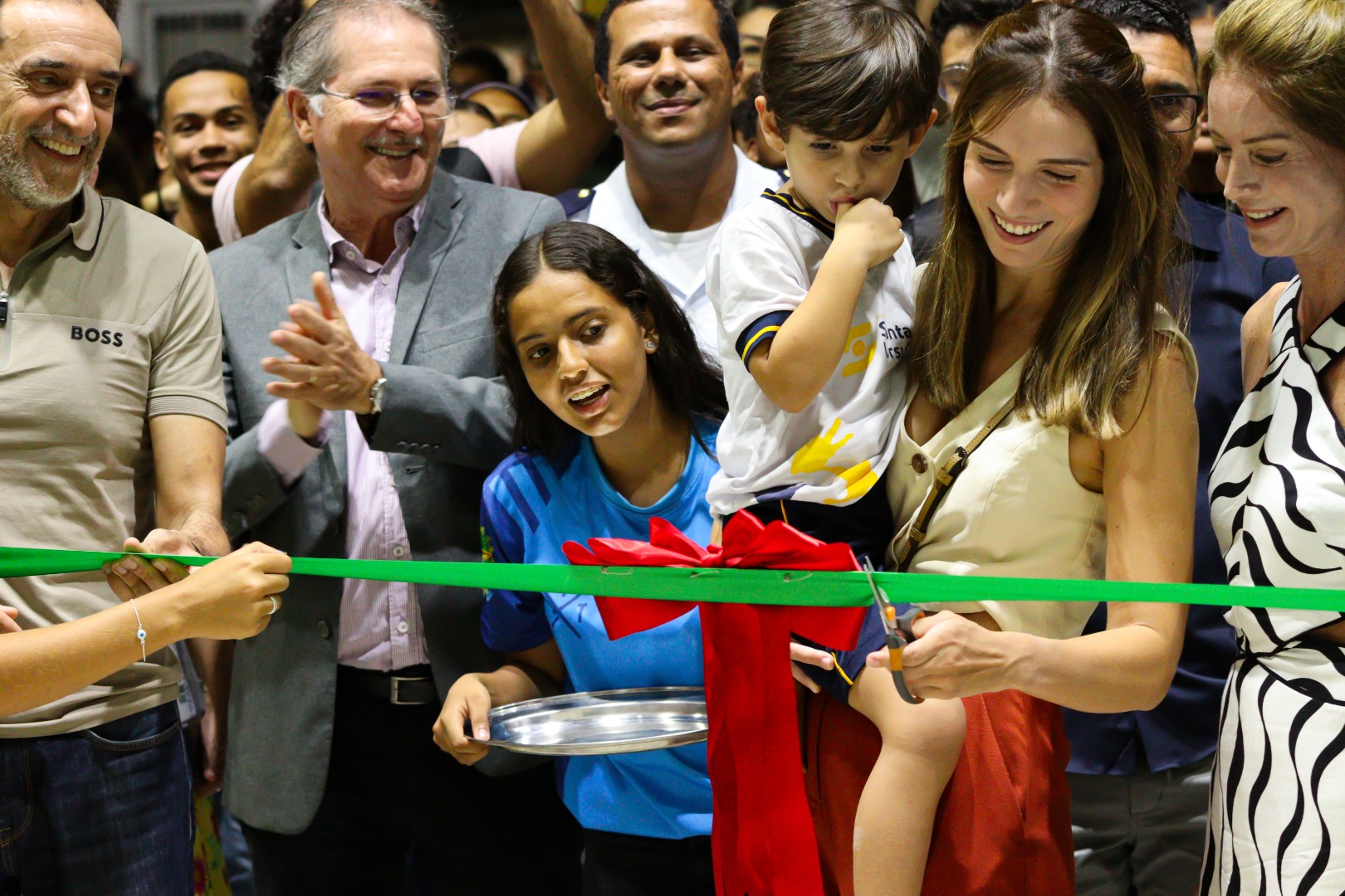 Familiares do professor Jorge Henrique Xavier Barreto fizeram o descenrramento da fita inaugural do novo ginásio
