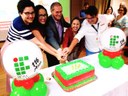 Gestores do campus cortam o bolo de aniversário no palco do auditório Oscar Sátyro
