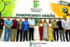 Gestores do Ifal, o deputado Paulão e familiares do professor Jorge Henrique Xavier Barreto  conduziram a inauguração do novo espaço Poliespoertivo