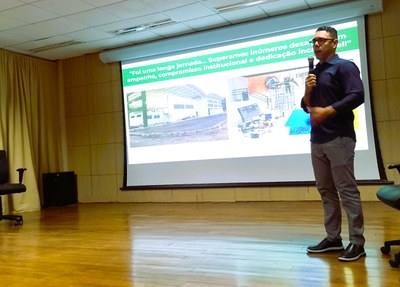 O engenheiro civil Marcos Prado foi homenageado com um elogio público formalizado na Portaria n°4411/Ifal, de 25 de setembro de 2025, por sua responsabilidade e dedicação no acompanhamento da obra do Espaço Poliesportivo.