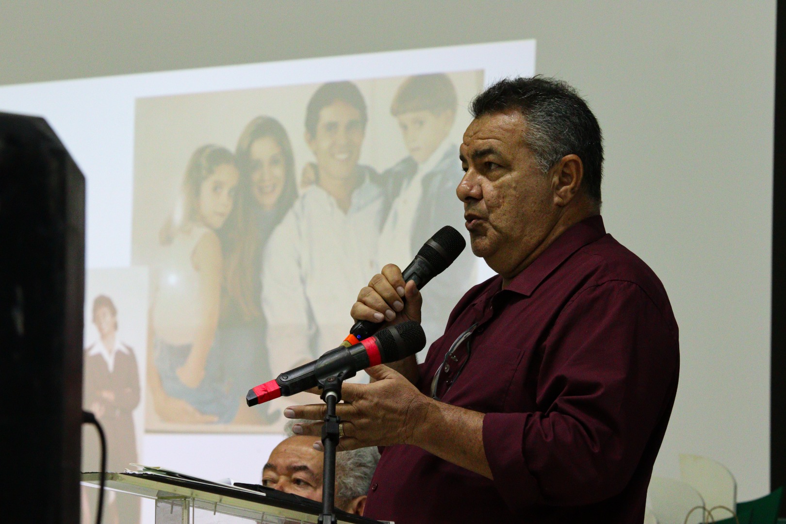 Professor Elton Barros conduziu a homenagem ao professor Jorge Henrique Xavier Barreto
