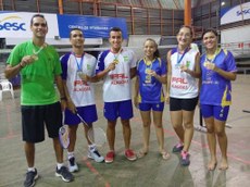 Atletas premiados na copa Sesc de Badminton.