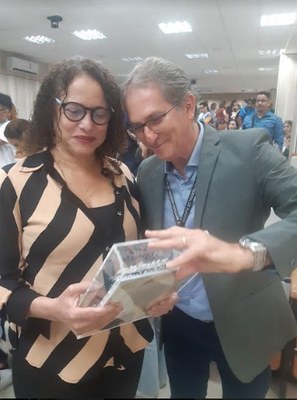 A ministra Luciana Santos recebeu exemplares do projeto A Menina do Lugar