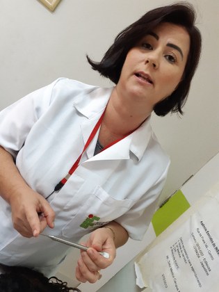 A técnica em Enfermagem Adriane Duarte Amorim Costa explica que a acupuntura auricular é um método simples e sem efeitos colaterais.