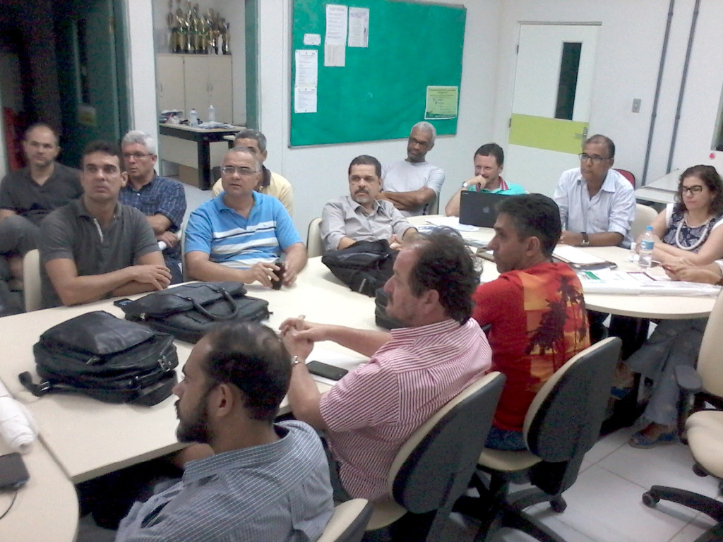 Reunião de docentes envolvidos no Projeto Pedagógico do Curso de Engenharia Civil.