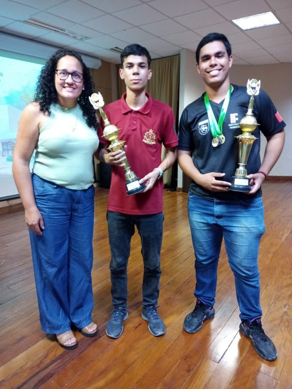 Representantes de equipes premiados pelo desempenho na campanha Ifal Solidário