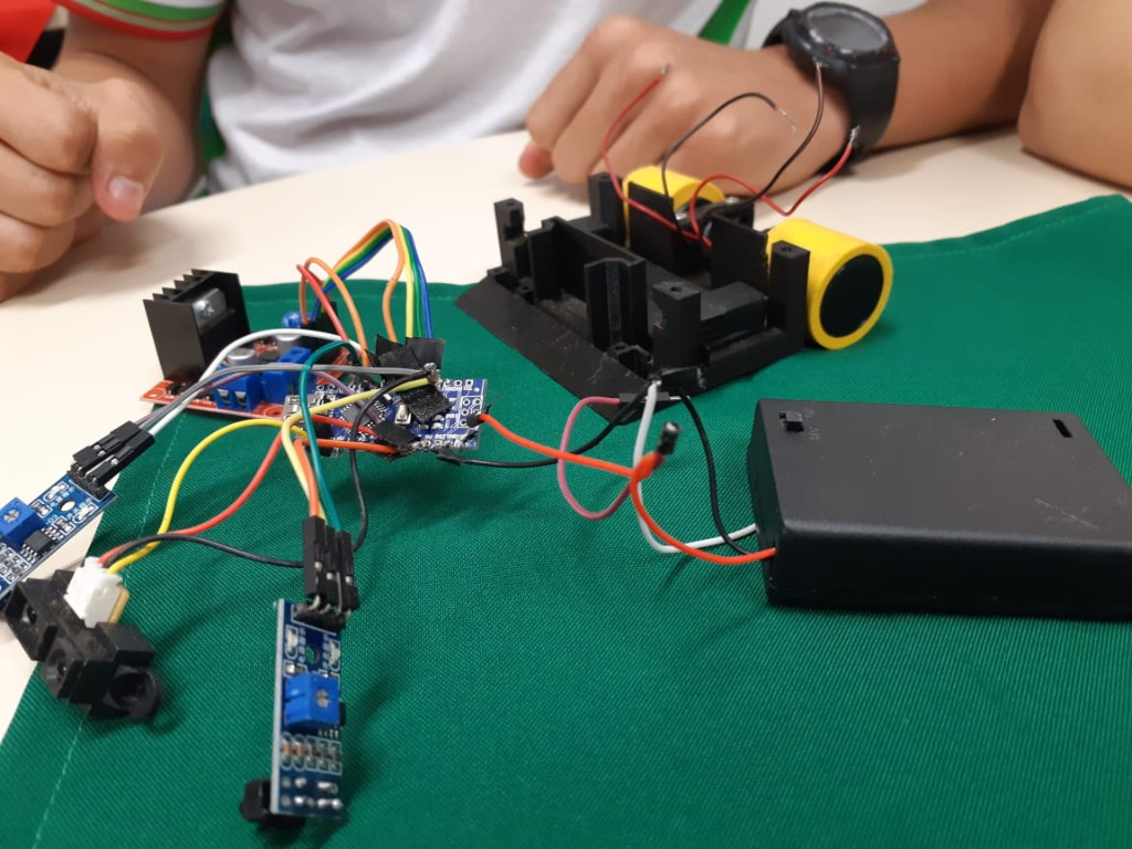 Pequenos circuitos são responsáveis pela transmissão de dados e movimentos do robô.