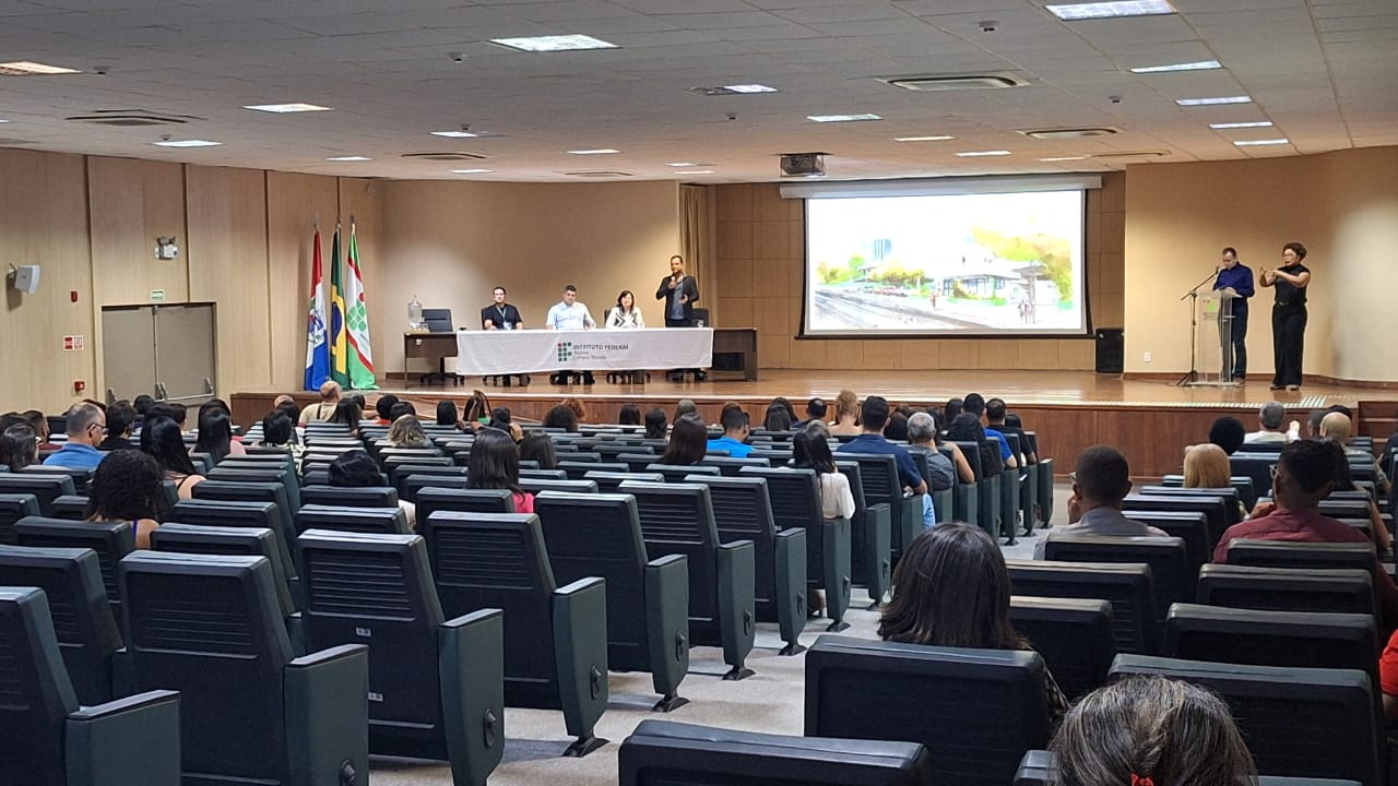 Para o Ifal, o projeto representa um importante avanço institucional, ao contribuir para a formação de futuros profissionais das áreas de turismo e hotelaria com um diferencial alinhado às práticas inclusivas, além de ampliar o diálogo com a comunidade e fortalecer a visibilidade social da instituição.