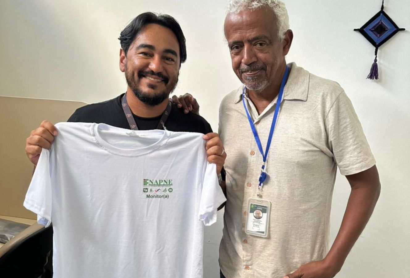 Napne entregou camisas e crachás aos monitores