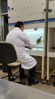 Professor Demétrius em laboratório no Ifal Maceió