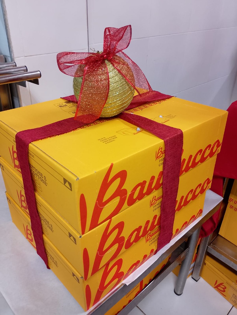 Panetones também foram entregues aos alunos