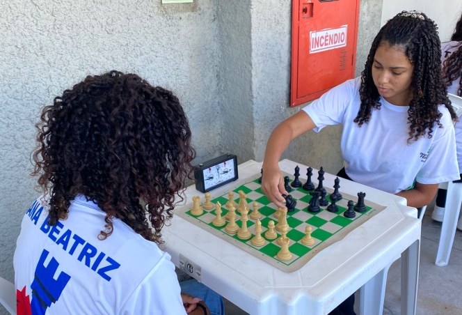 Ana luísa fazendo jogadas.jpg Ana luísa fazendo jogadas.jpg