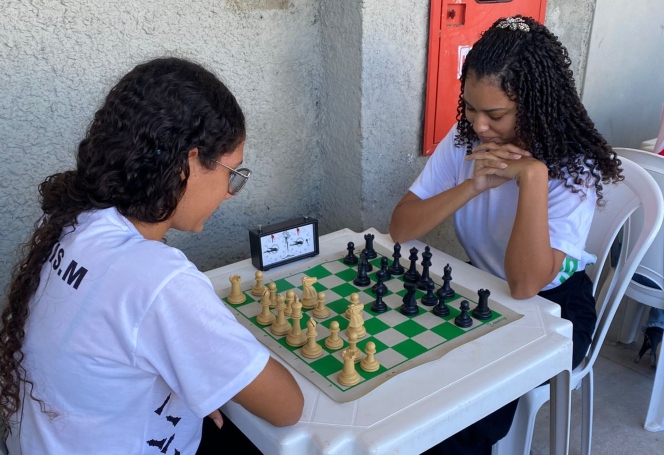 Ana Luísa jogando xadrez.jpg