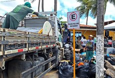 Empresa de lixo retirando entulhos