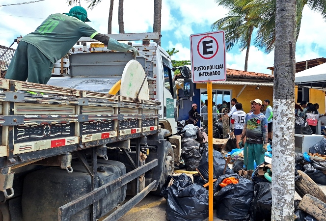 empresa de lixo retirando entulhos.jpg