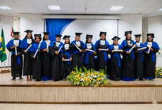 Turma de concluintes na foto oficial