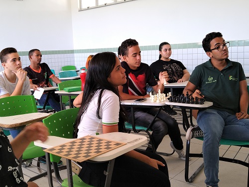 Mediado pelo professor José Romero, Clube de Xadrez realizou oficina para compartlhar noções iniciais do jogo.jpg