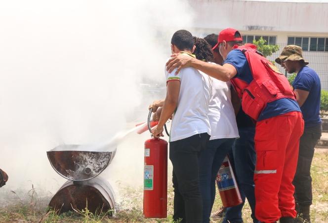 IMG_5756_simulação envolveu alunos e bombeiros civis.jpg