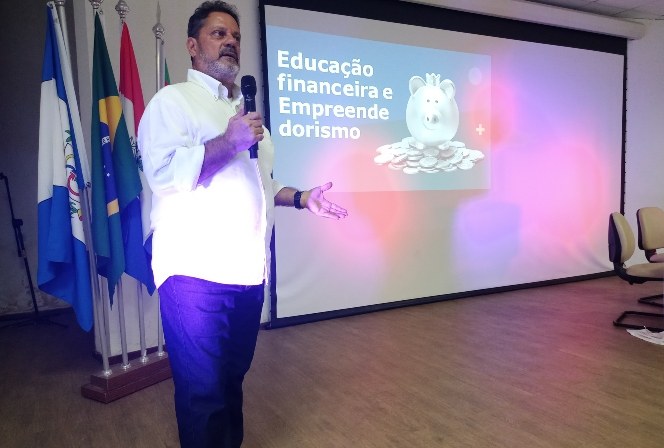 Walter Costa, palestrante de educação financeira.jpg
