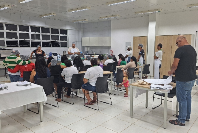 Oficinas no curso EJA.jpg