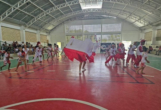 Lenda do Boi Bumbá encenada por estudantes