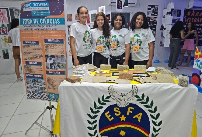 Exposição de desenhos em papel produzido a base de sargaço