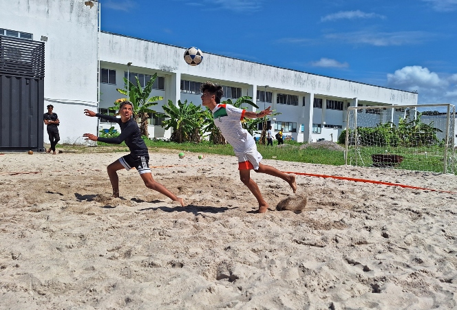 Equipe vencedora no futvôlei de Maragogi 2025.jpg