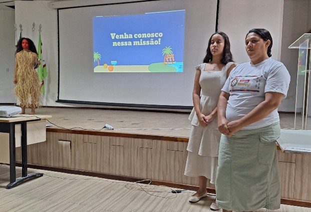 Estudantes levam troféus por desenvolverem projetos empreendedores