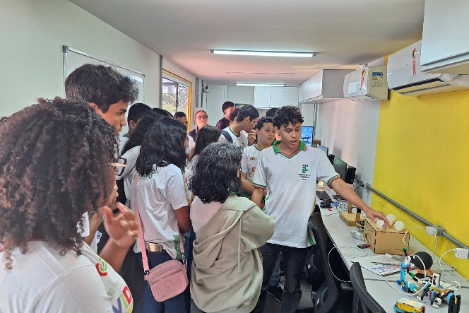 Visita das escolas na Semana de Ciência.jpg