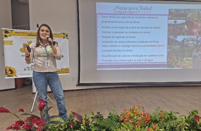 Laís Barreto apresentando palestra