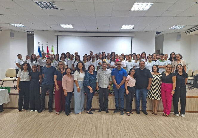 Alunas e convidados da solenidade do Mulheres Mil, em Maragogi.jpg