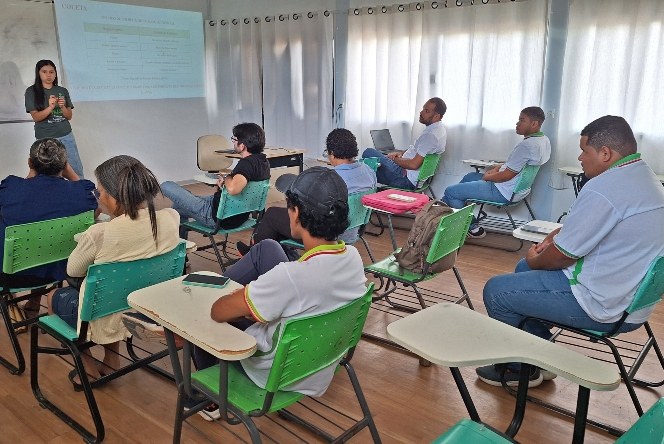 Oficina de plantas medicinais na sala modular.jpg
