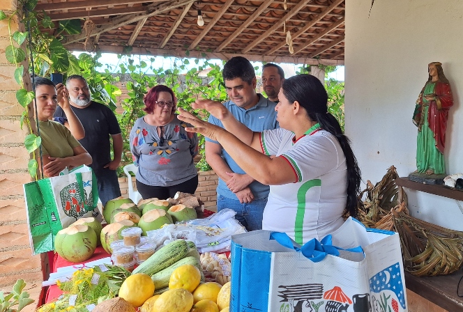 Gilberto Gouveia e Sandra Ferraz conferem projeto Costurando Quintais.jpg