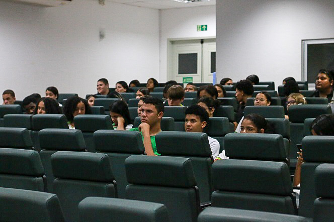 Estudantes de Agroecologia participaram do evento no auditório.jpg
