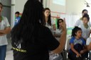 Professora voluntária de Libras, Cristiana Anjos, explica conteúdo na língua de sinais