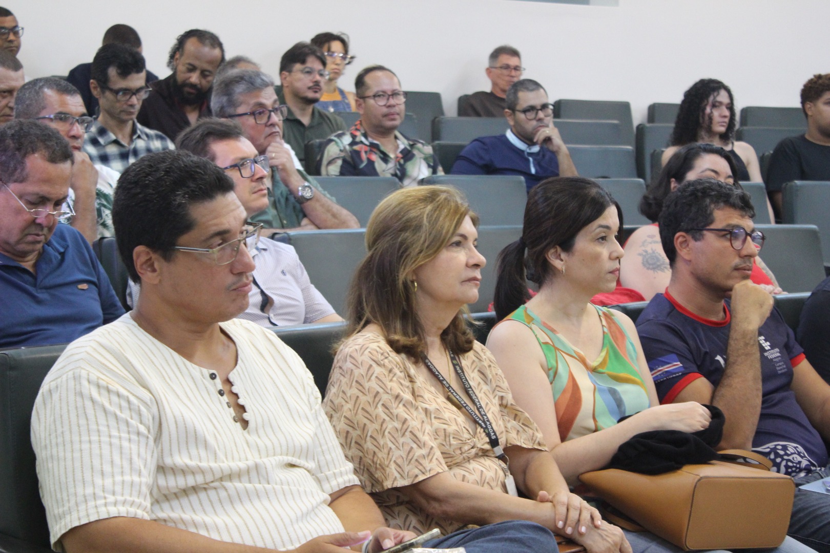 Servidores participam da apresentação do plano do Encontro Pedagógico, no auditório da unidade.JPG