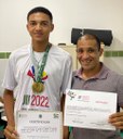 Diretor-geral, Éder Souza, entrega homenagens a atletas estudantis que se destacaram em 2022. Fotos: Guilherme Peixoto (colaboração)
