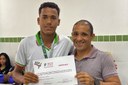 Diretor-geral, Éder Souza, entrega homenagens a atletas estudantis que se destacaram em 2022. Fotos: Guilherme Peixoto (colaboração)