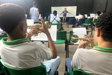 Estudantes de Instrumentos Musicais do Ifal em oficina de prática