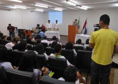 Estudantes participam de debate com candidatos