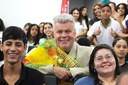 Carnavalesco Milton Cunha palestrou sobre discursos e cultura cidadã, antes de posar para foto com estudantes