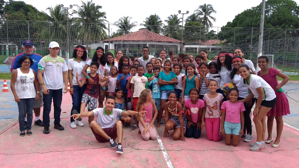 Estudantes do Ifal, com professor Joubert e crianças da escola Edival Lemos