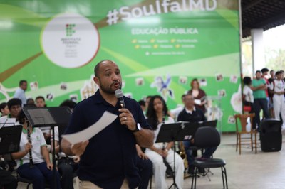 Diretor-geral Éder Souza conduziu homenagens ao campus. Foto: Clarice Alcântara