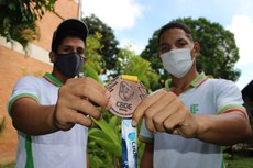Antony (esq.) e Erick (dir.) com a medalha de bronze conquistada por Erick na Seletiva Gymnasiade (2022). Foto: Comunicação IFAL-MD