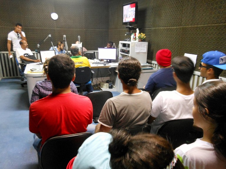 Estudantes visitam estúdio da Rádio Difusora AM_