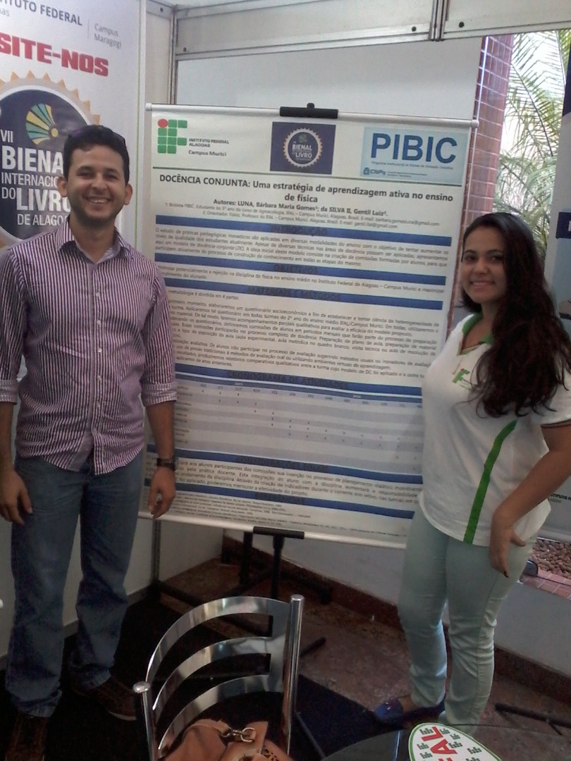 Docente em apresentação do Pibic sobre docência conjunta como estratégia ativa no ensino de física.jpg