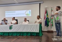 Mesa de honra dá boas-vindas aos estudantes