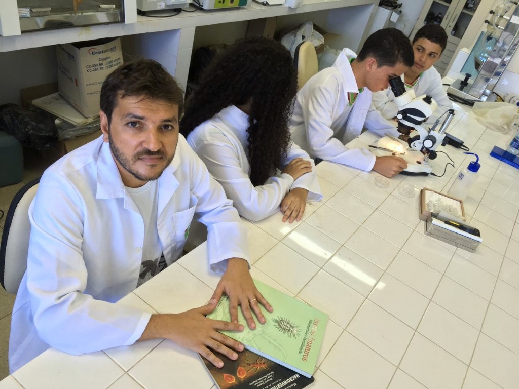 Professor Renato no laboratório de física do Campus Marechal