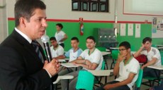 Promotor Sílvio Azevedo conscientiza estudantes sobre poder do voto